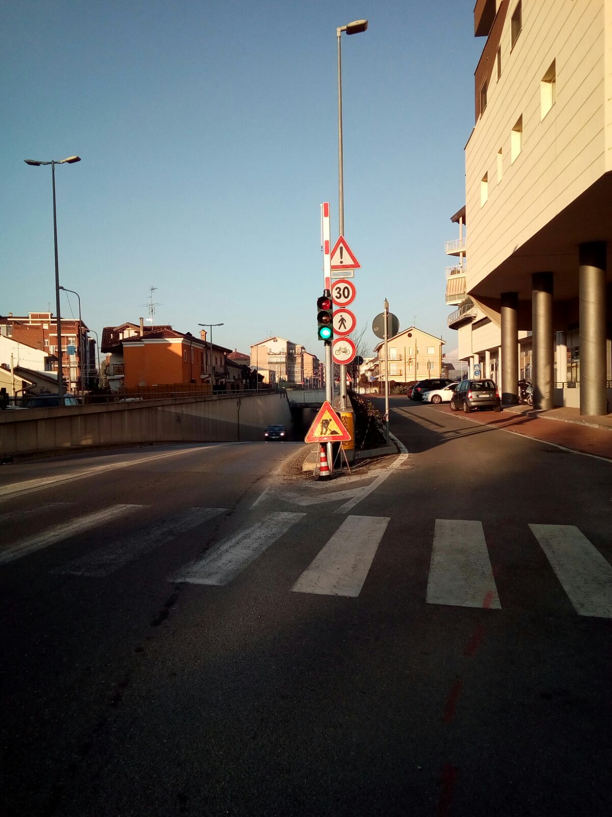 MONCALIERI – Arriva il semaforo al sottopassaggio di via Pastrengo
