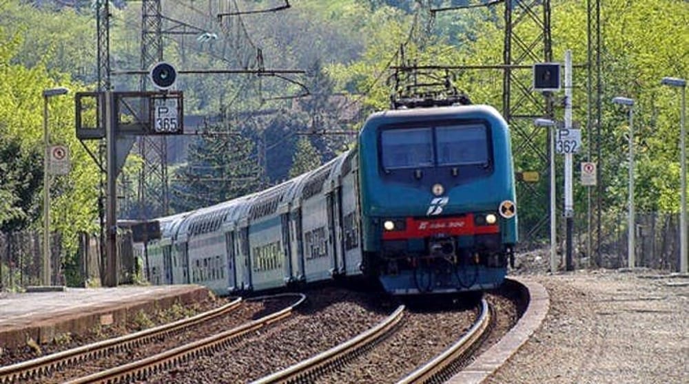 MONCALIERI – Ritardi sulla linea dei treni per un ragazzo caduto a Settimo MONCALIERI – Ritardi sulla linea dei treni per un ragazzo caduto a Settimo