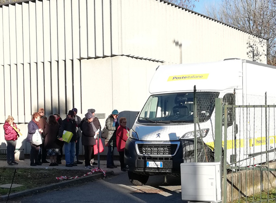 Poste chiuse a Trofarello per ristrutturazione, ma c’è l’ufficio mobile. La sede rinnovata riaprirà il 17 gennaio Poste chiuse a Trofarello per ristrutturazione, ma c’è l’ufficio mobile. La sede rinnovata riaprirà il 17 gennaio