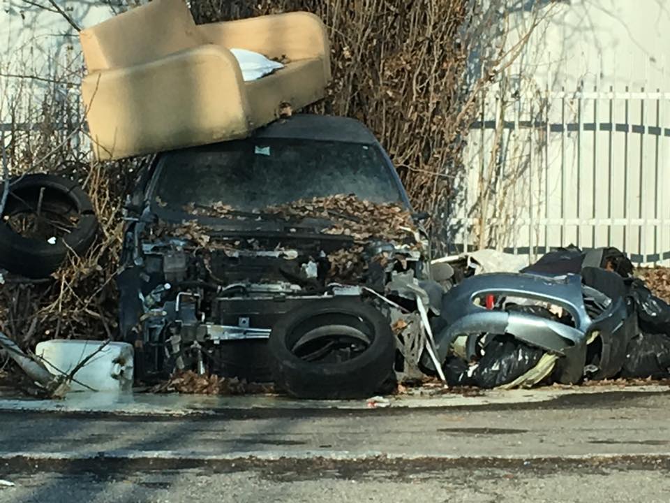 MONCALIERI – Via dell’Infanzia trasformata in una discarica