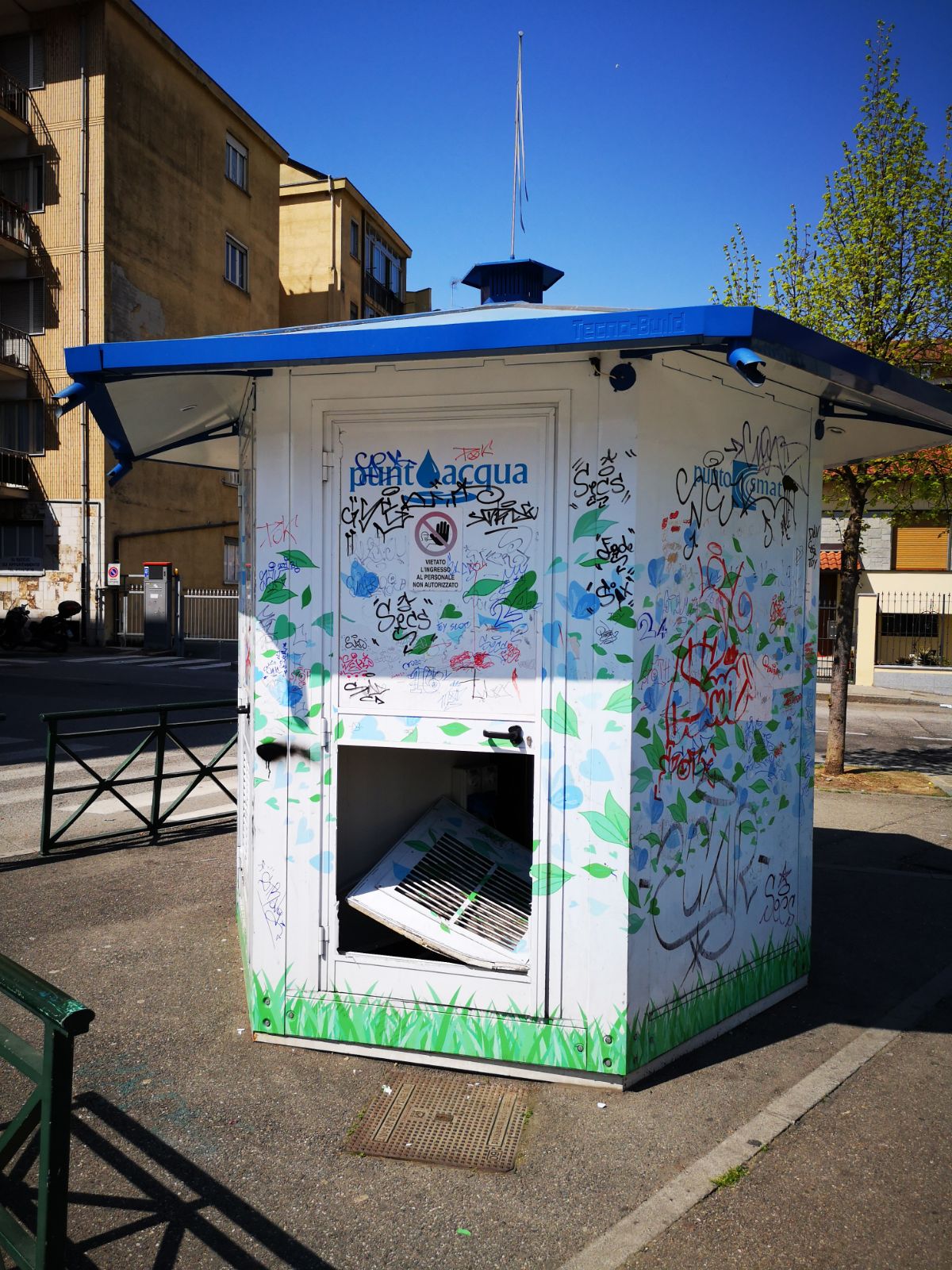 NICHELINO – Vandali devastano la casetta dell’acqua in piazza del mercato