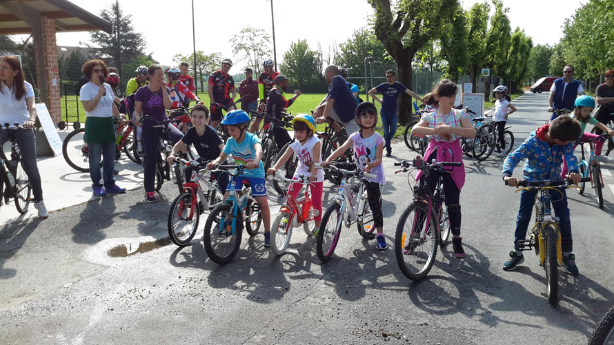 In tantissimi a pedalare alla «Mangialonga» di Cambiano