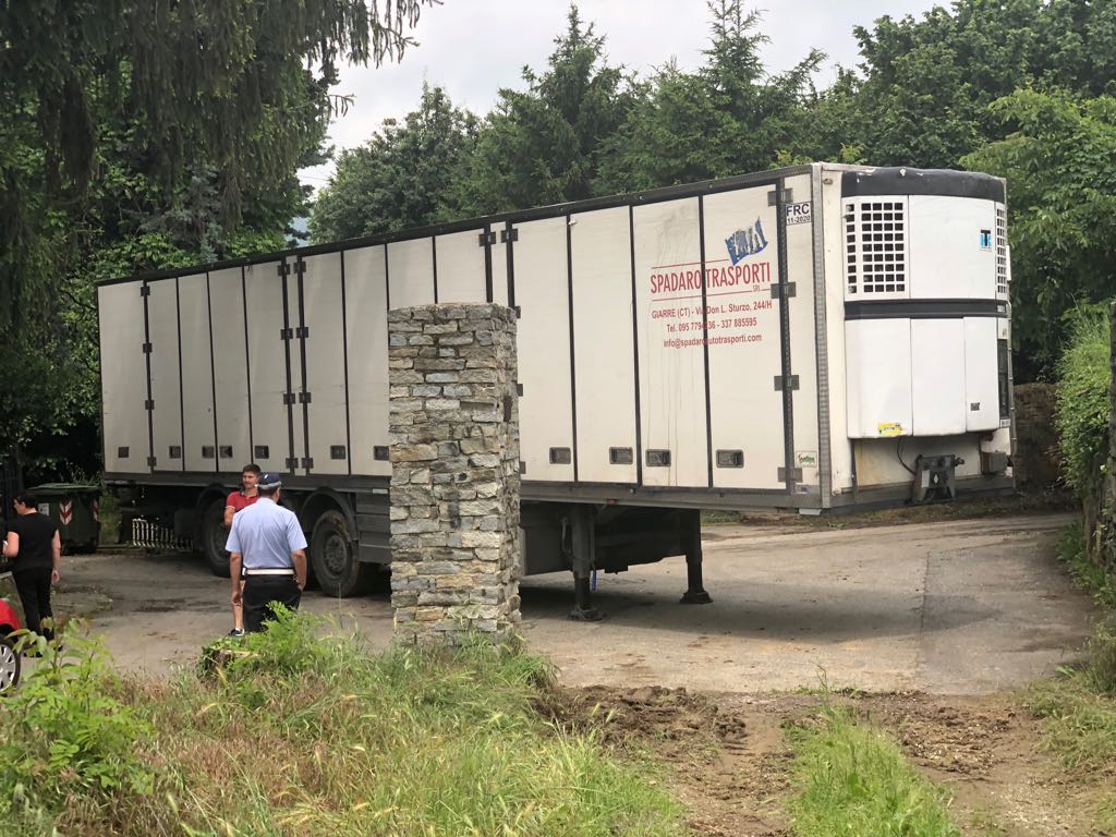 MONCALIERI – Tir incastrato in strada San Michele, caos in pre collina