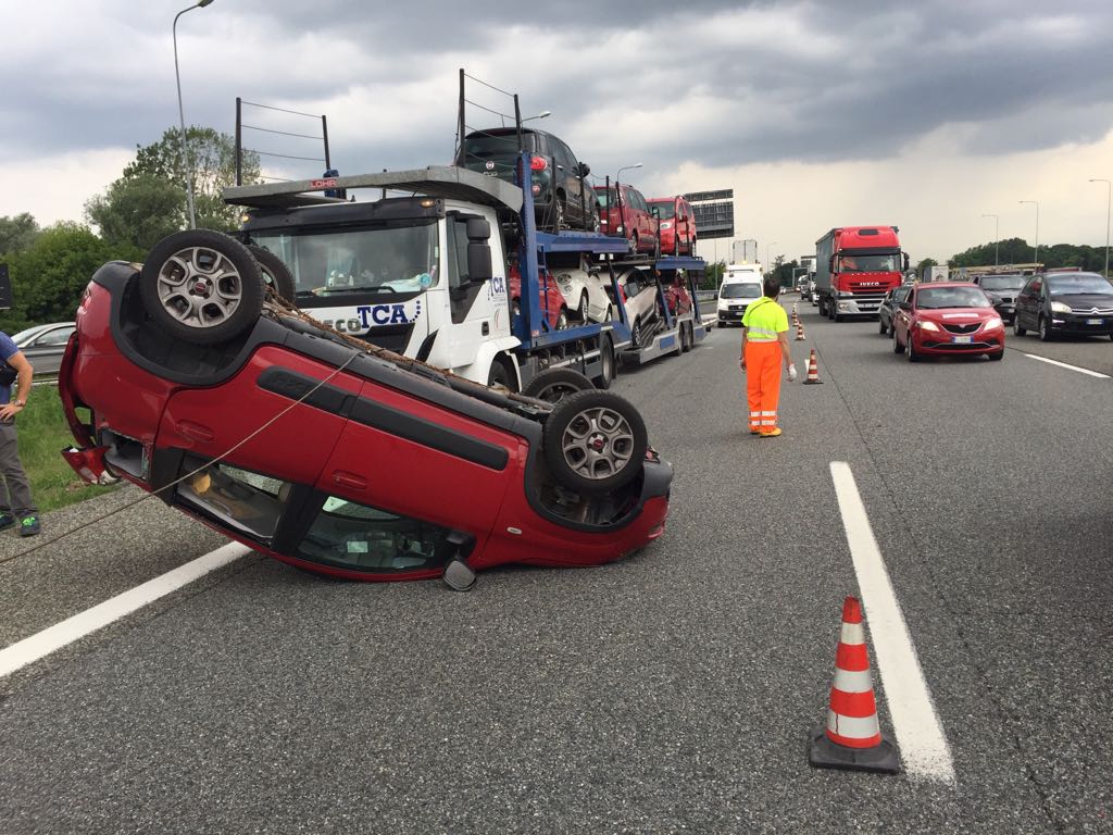 LA LOGGIA – Doppio incidente in tangenziale: un’auto cade da una bisarca