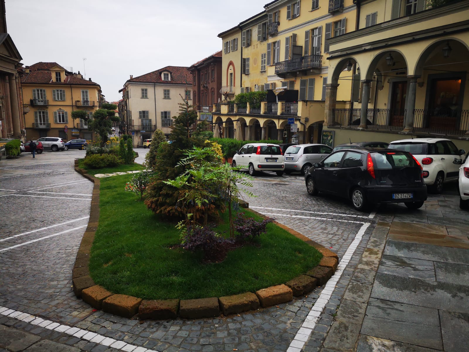 MONCALIERI – L’aiuola del centro storico è da modificare