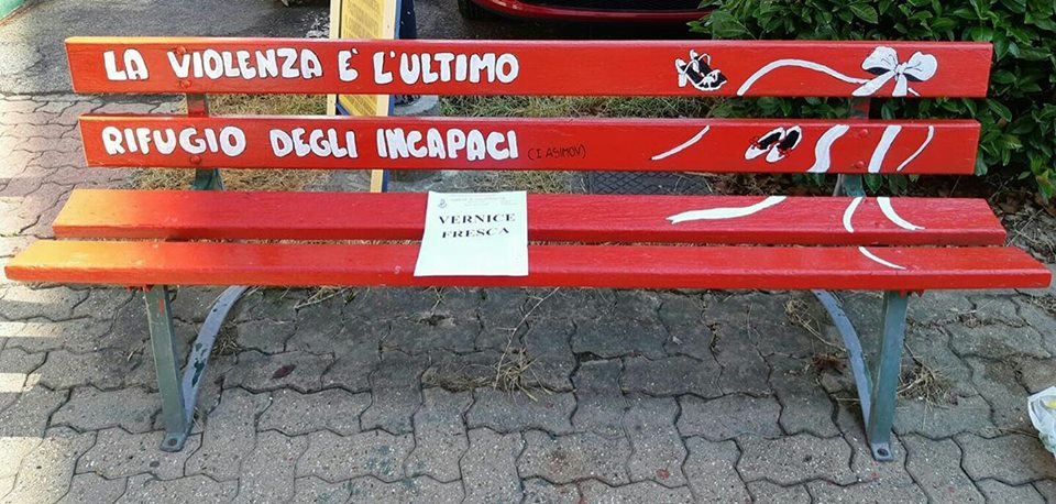 VILLASTELLONE – La panchina rossa dipinta dai ragazzi di Piazza Ragazzabile