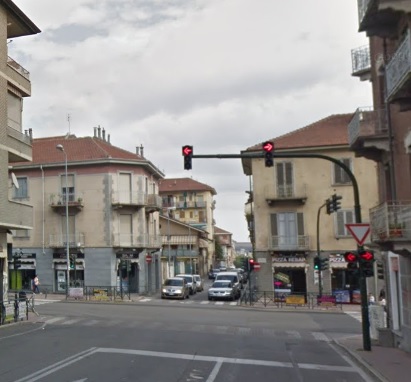 MONCALIERI – Il Comitato di Borgo San Pietro protesta per il semaforo di via Palli