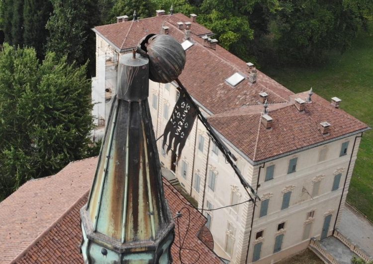 SANTENA – Rimossa la croce del campanile pericolante