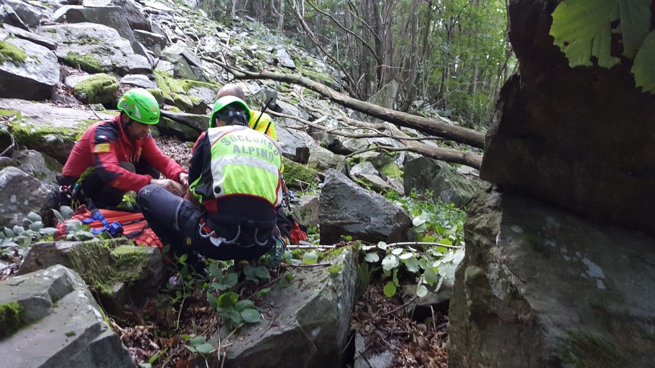 CRONACA – Precipita mentre cerca funghi: muore a 53 anni