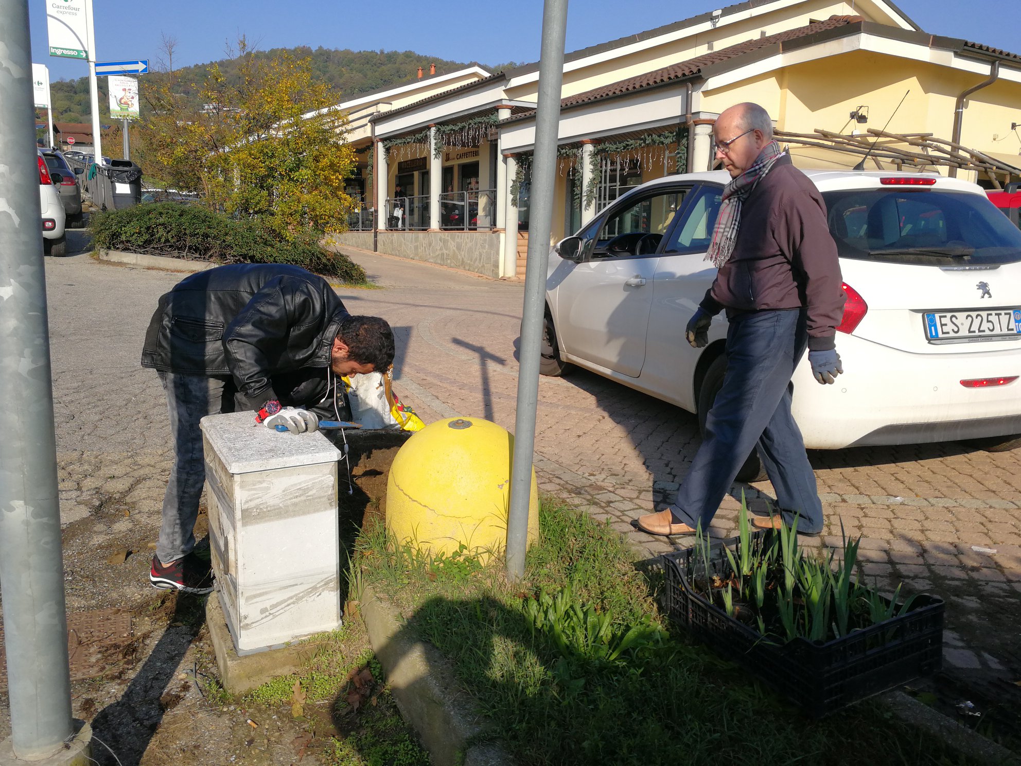 PECETTO – I volontari si prendono cura delle aiuole verdi