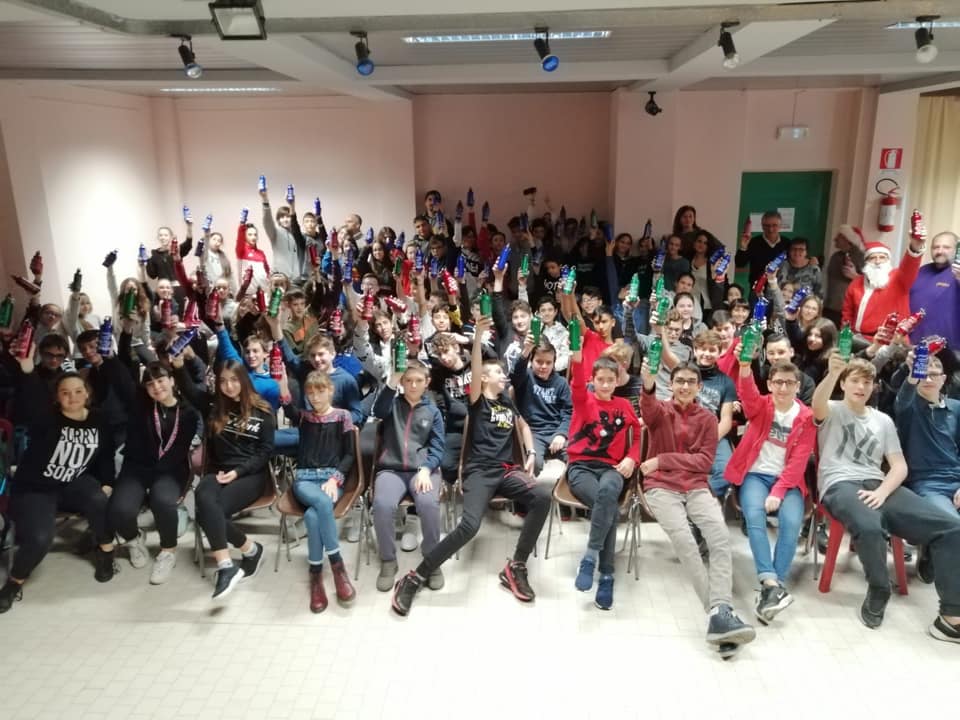 SANTENA – Borracce metalliche per eliminare la plastica nelle scuole