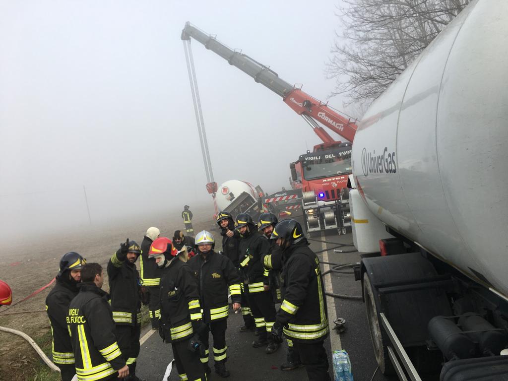 CARIGNANO – Lunghe operazioni per la messa in sicurezza della cisterna: la provinciale 138 chiusa almeno fino alle 17