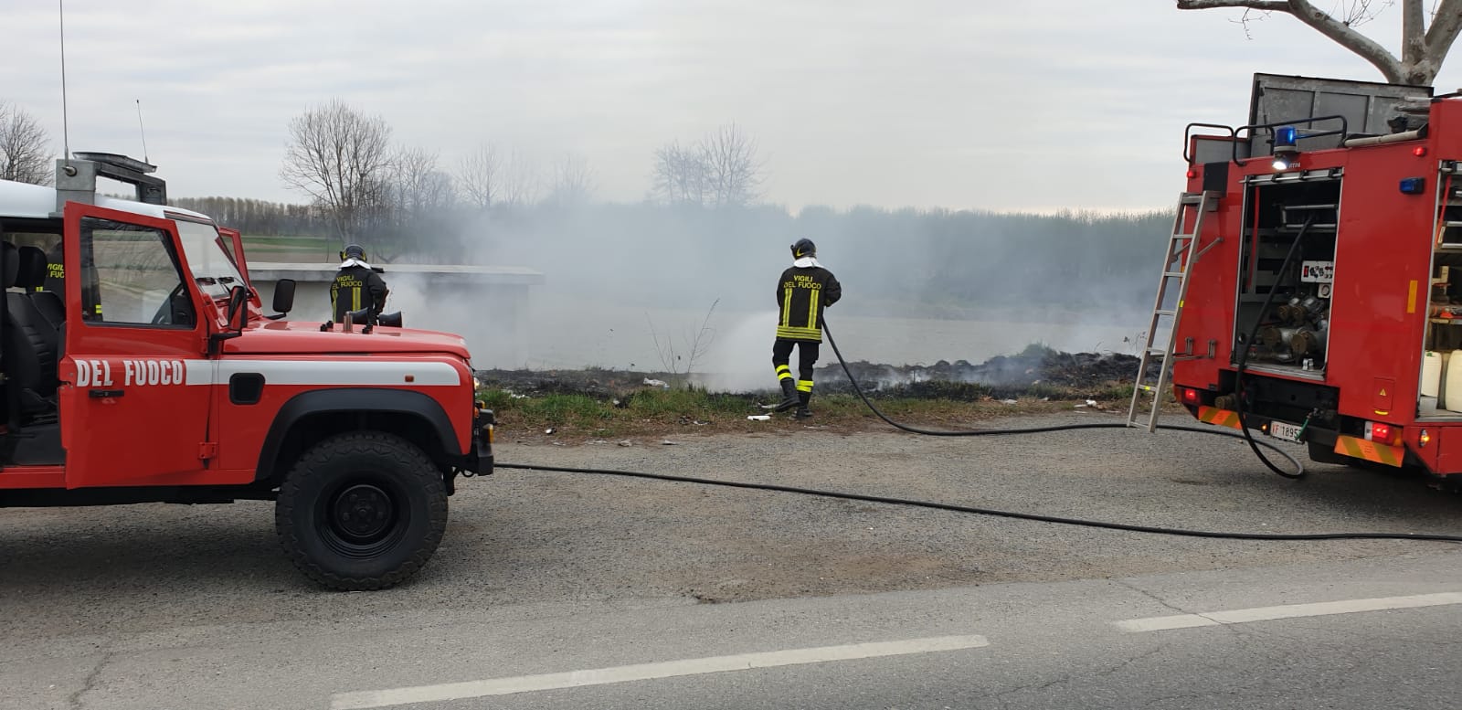 CARIGNANO – Incendio di rifiuti lungo la provinciale 20