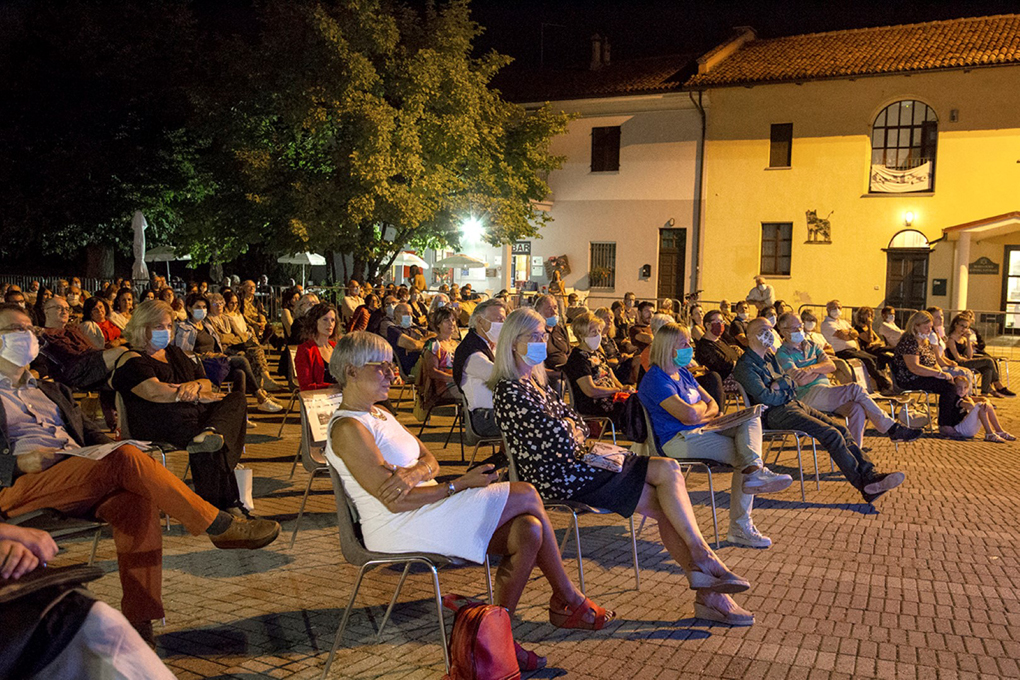 Gruppo di Lettura Carmagnola. Con Letti di Notte supera la paura della pandemia e mette in scena un felice evento nel cortile della Cascina Vigna