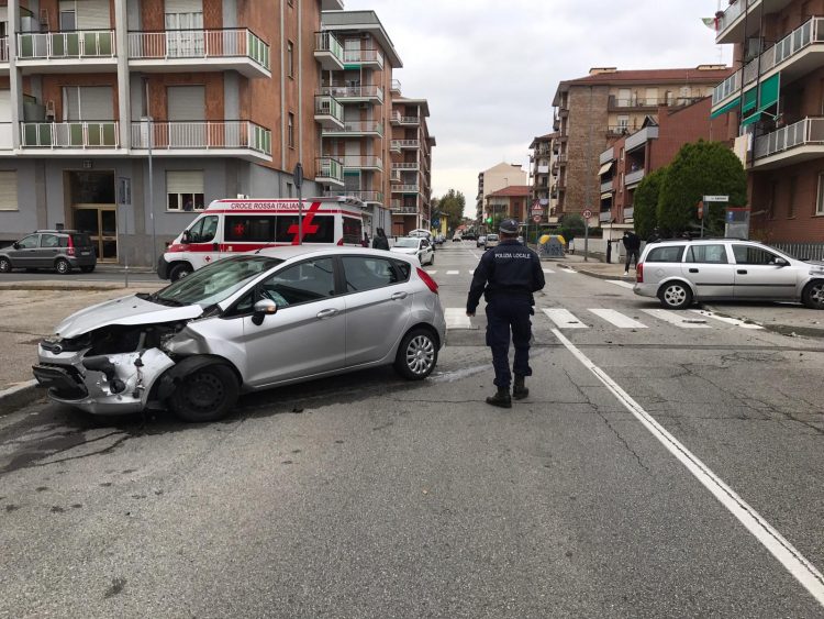 NICHELINO – Incidente in via Sassari: ubriaca al volante alle 11 del mattino