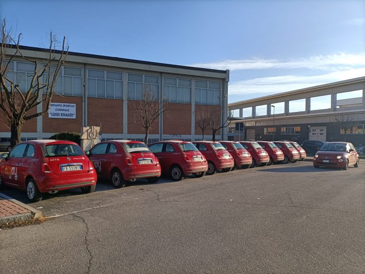 MONCALIERI – Il parcheggio davanti ai carabinieri “invaso” dalle Enjoy