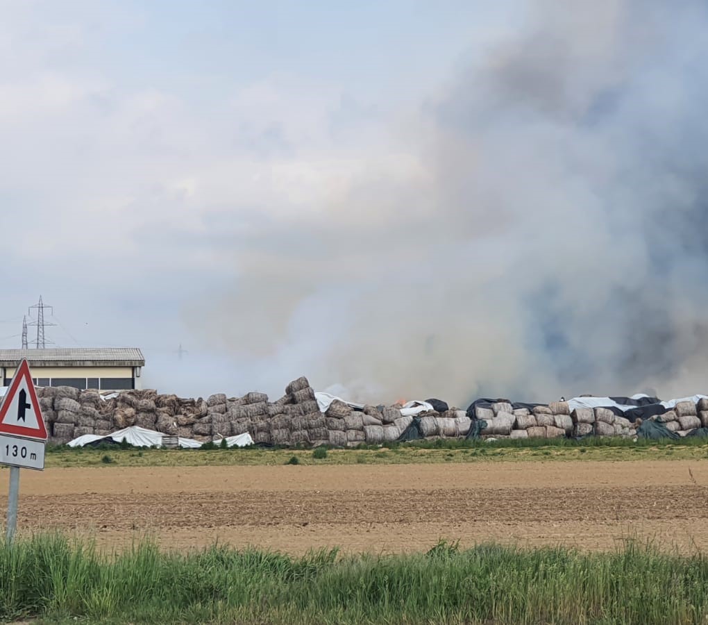 CARMAGNOLA – Incendio nell’area antistante la Assocanapa