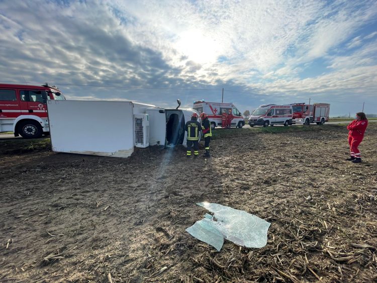 POIRINO – Incidente in via Carmagnola: furgone si ribalta da solo