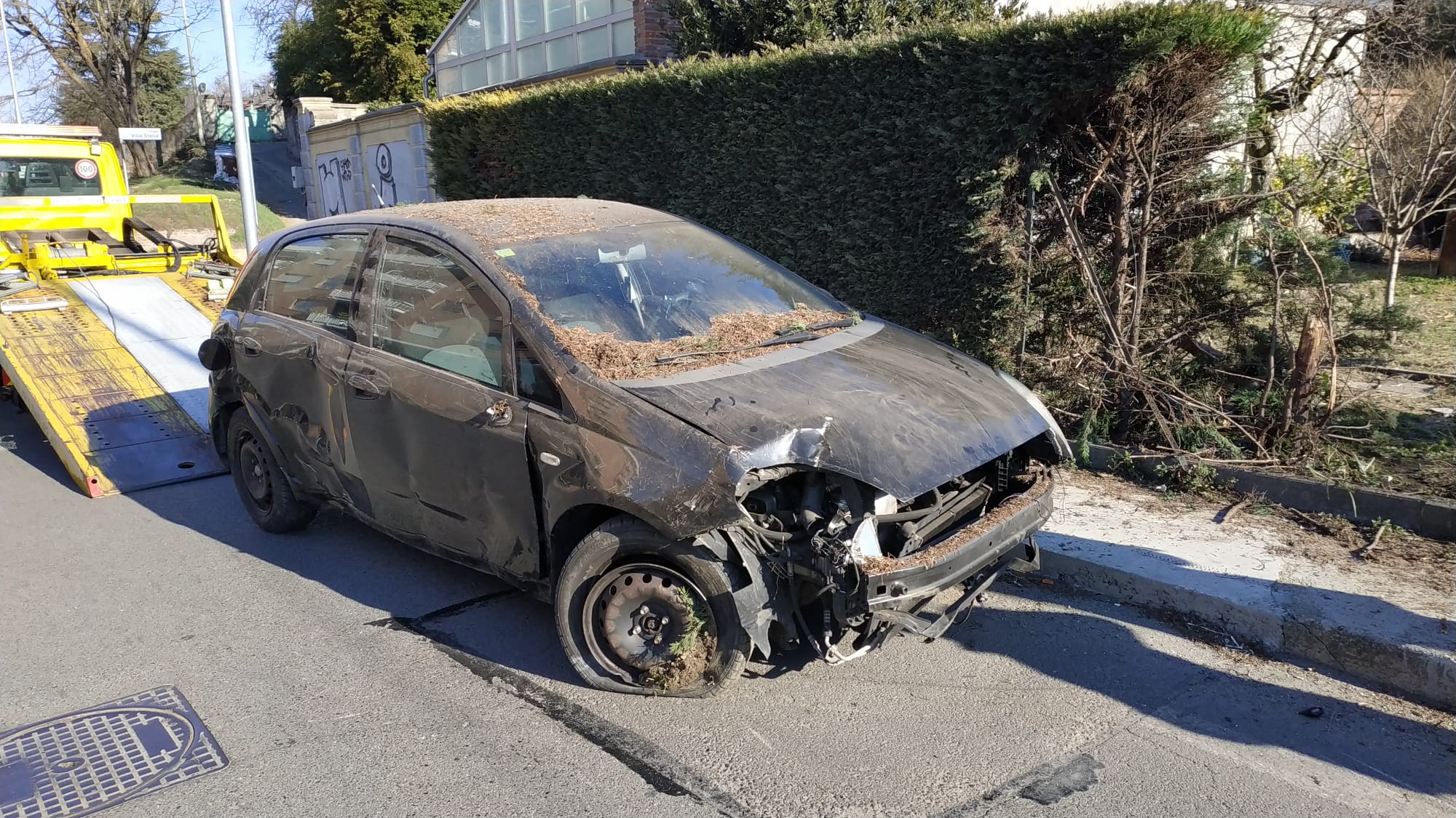 MONCALIERI – Ubriaco al volante sfonda la recinzione di una villetta