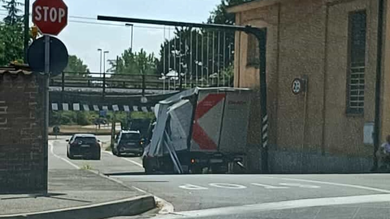 Sfascia il camion sotto il ponte ferroviario