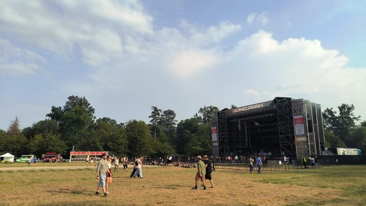 NICHELINO – Al Sonic Park il cantante dei Placebo insulta dal palco la premier Meloni