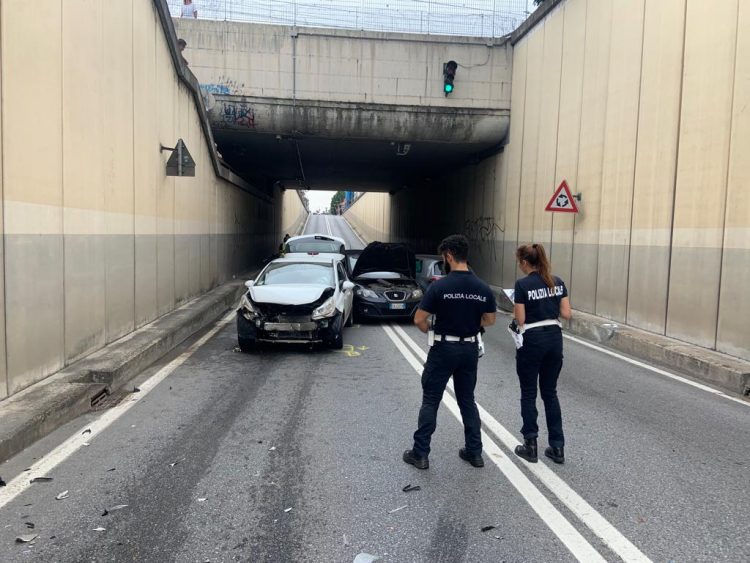 MONCALIERI – Incidente nel sottopasso di via Pastrengo: due feriti