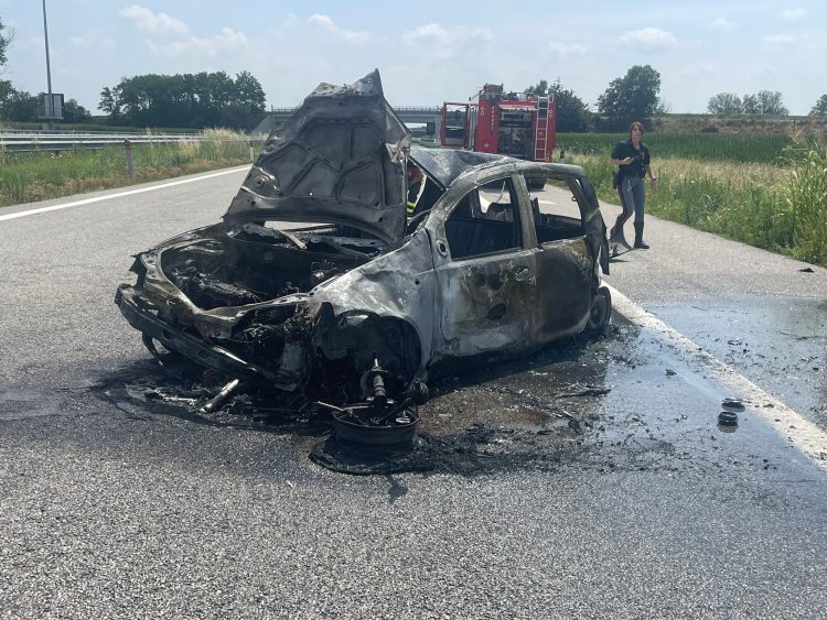 CARMAGNOLA – Grave incidente sulla Torino-Savona: auto a fuoco dopo lo schianto