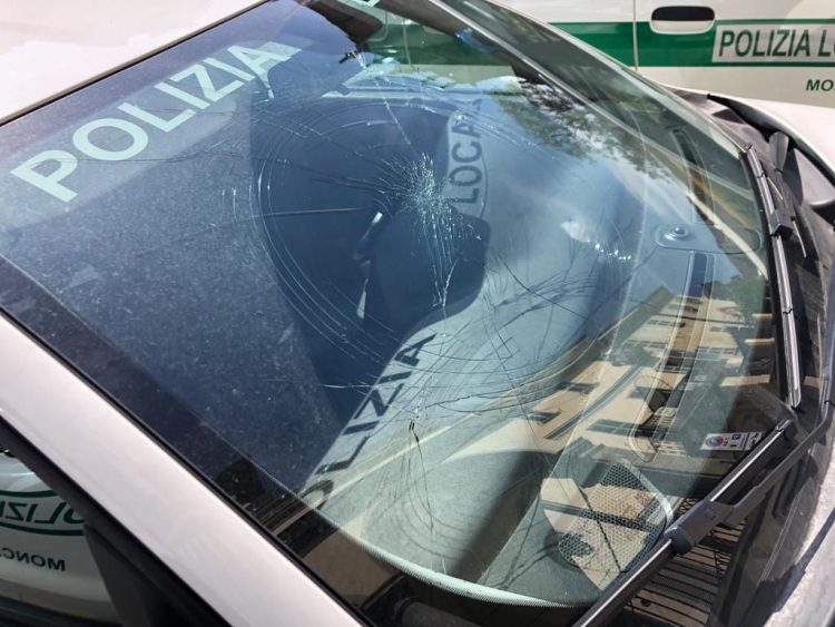 MONCALIERI – Sorpassa con il rosso, la polizia locale lo ferma ma lui spacca il parabrezza della pattuglia a pugni