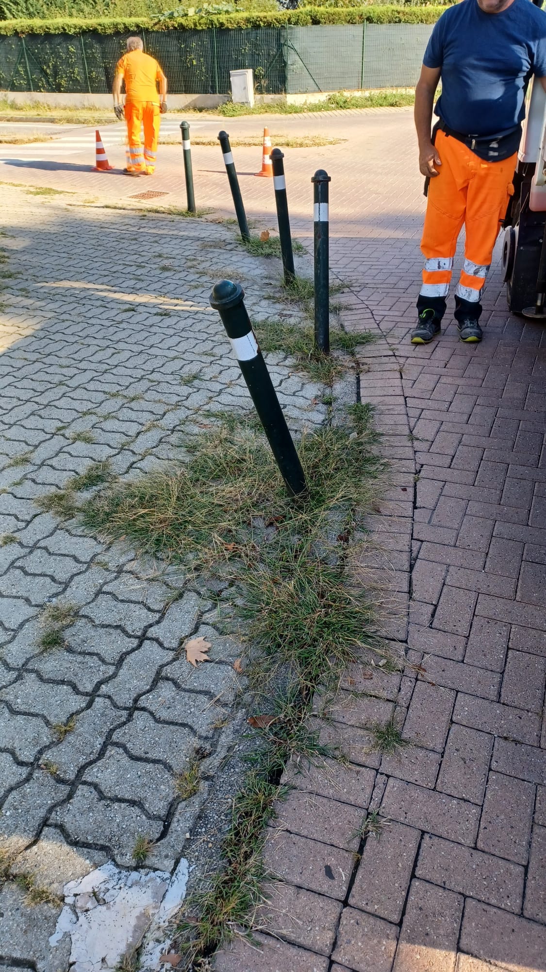 TROFARELLO – Pali e segnali pericolanti per auto che li urtano e si allontanano