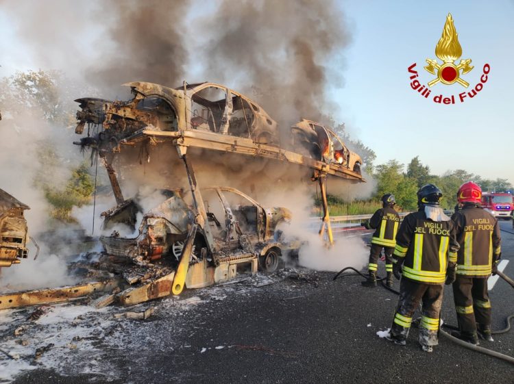 CARMAGNOLA – Incendio sulla Torino-Savona, distrutta una bisarca che trasportava sei auto