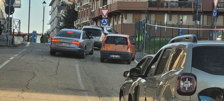 MONCALIERI – Lavori in via Bogino, il cantiere rende complicata la circolazione