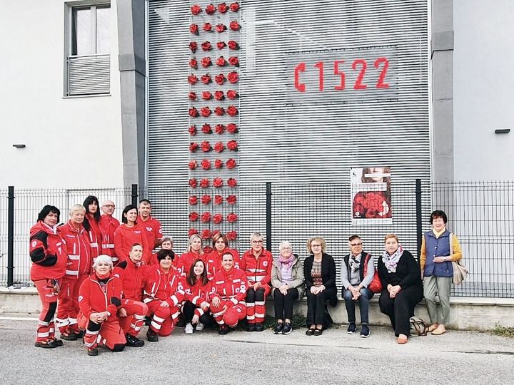 CARMAGNOLA – Un’installazione contro la violenza sulle donne in Croce Rossa