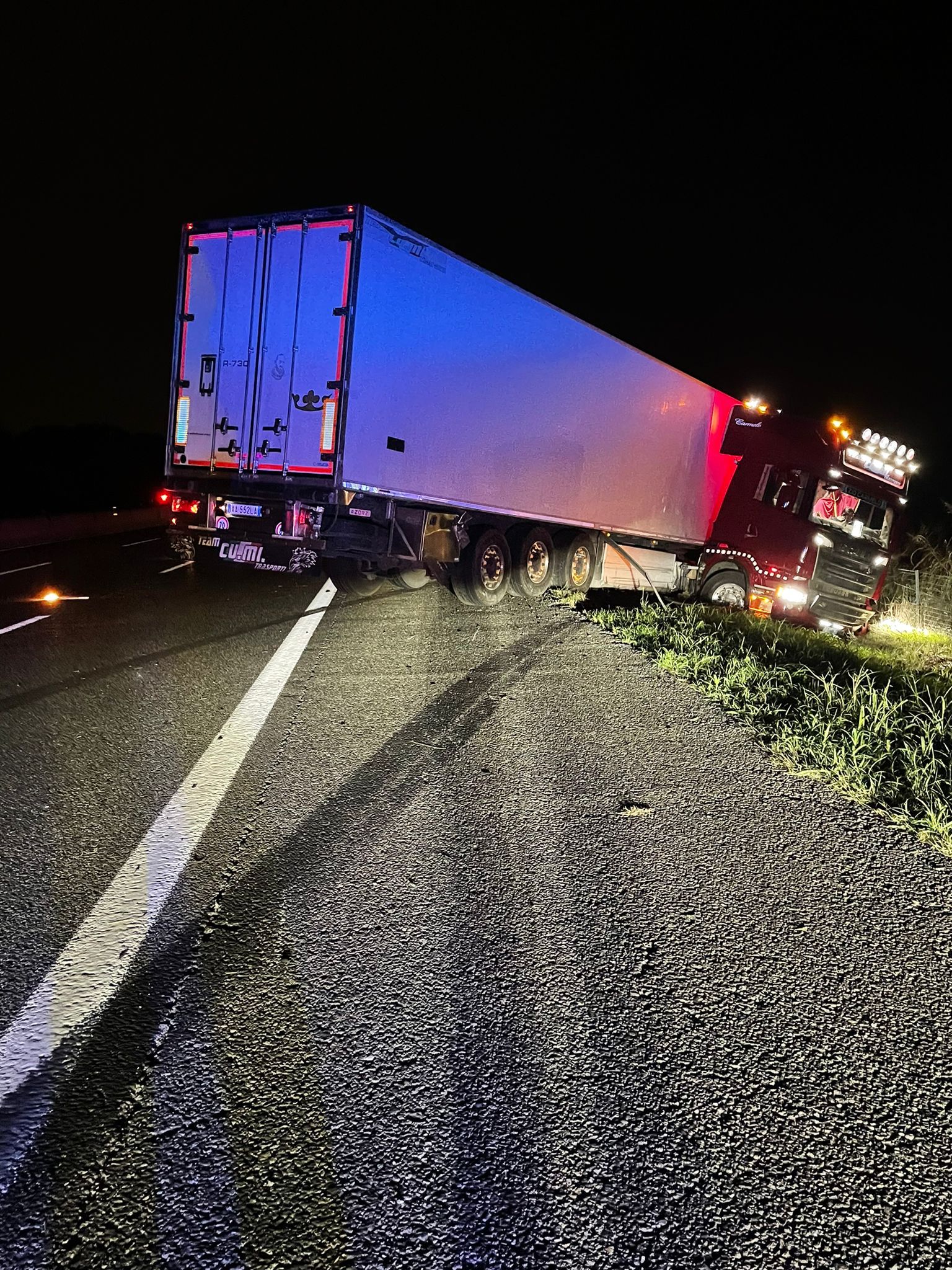 TROFARELLO – Camion esce di strada in tangenziale e finisce nella scarpata