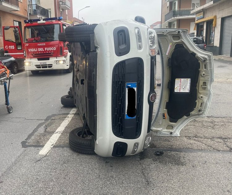 CARMAGNOLA – Auto si ribalta in corso Europa