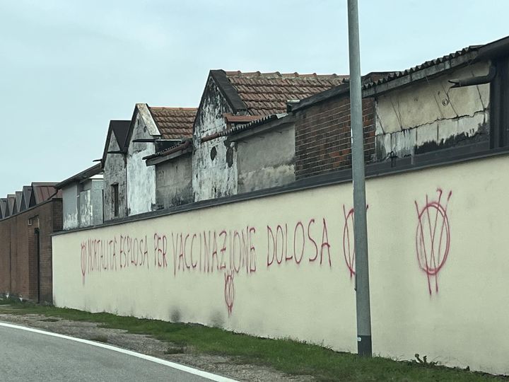 CARMAGNOLA – Imbrattano il muro esterno del cimitero con scritte no vax