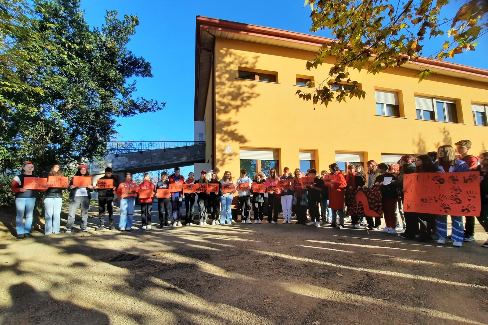 PECETTO – Flash mob alla scuola media Don Milani: un minuto di rumore contro la violenza