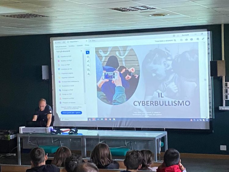 CANDIOLO – La polizia locale in classe contro bullismo e cyberbullismo