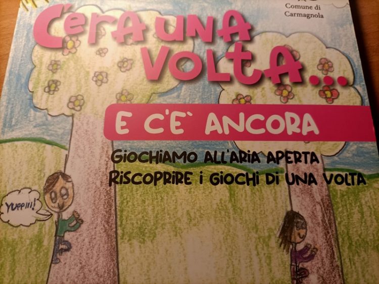 CARMAGNOLA – Un libro dei bimbi per raccontare i giochi dei loro nonni