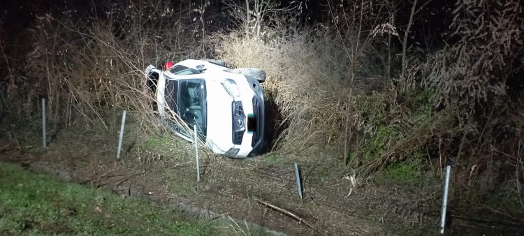 TROFARELLO – Esce di strada con l’auto in tangenziale e finisce nella scarpata