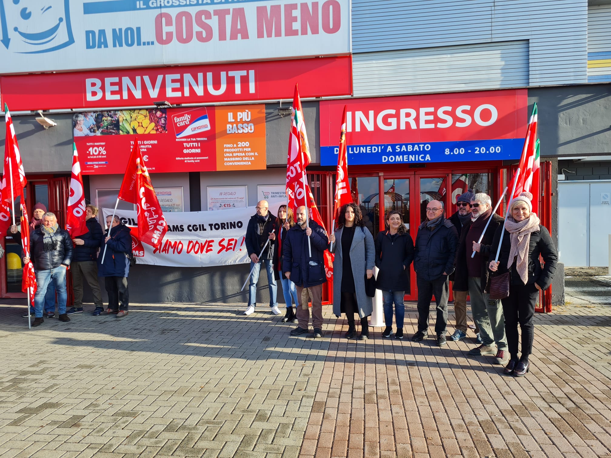 POIRINO – Sit-in sindacale davanti Iper Gross dopo l’infortunio sul lavoro del macellaio