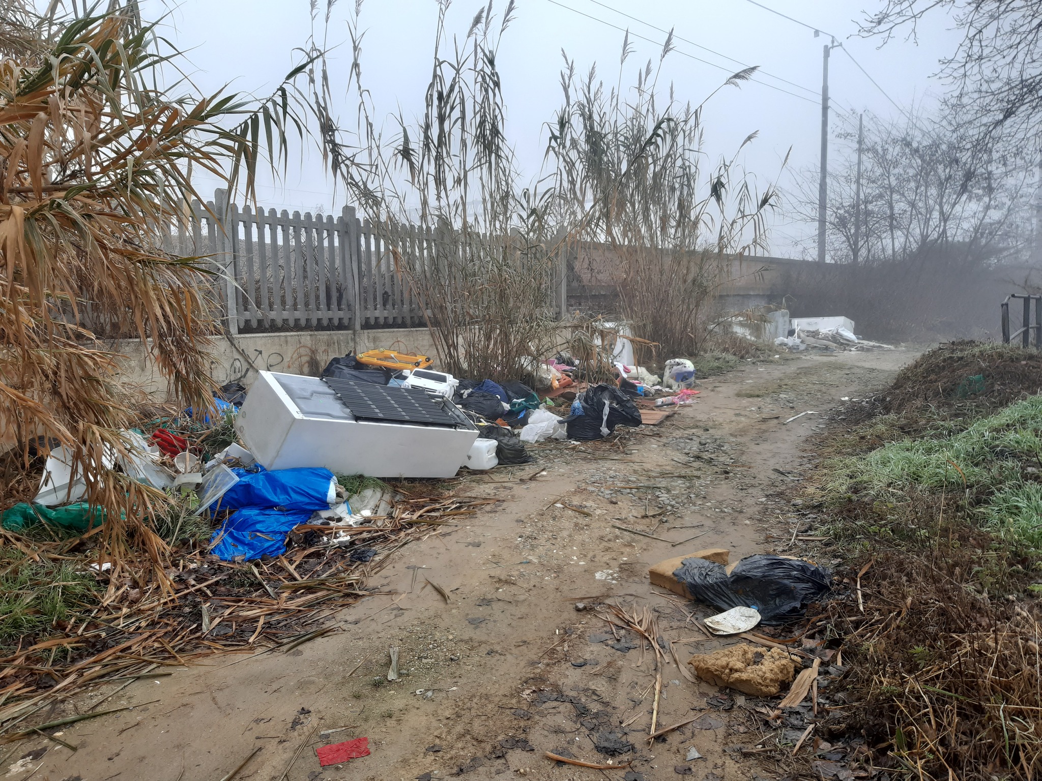 TROFARELLO – Dietro la ferrovia spunta una discarica abusiva