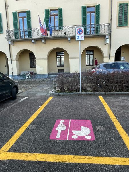 POIRINO – Parcheggi rosa per giovani mamme o donne in gravidanza