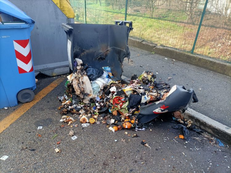NICHELINO – A fuoco cassonetti dei rifiuti in via Torino