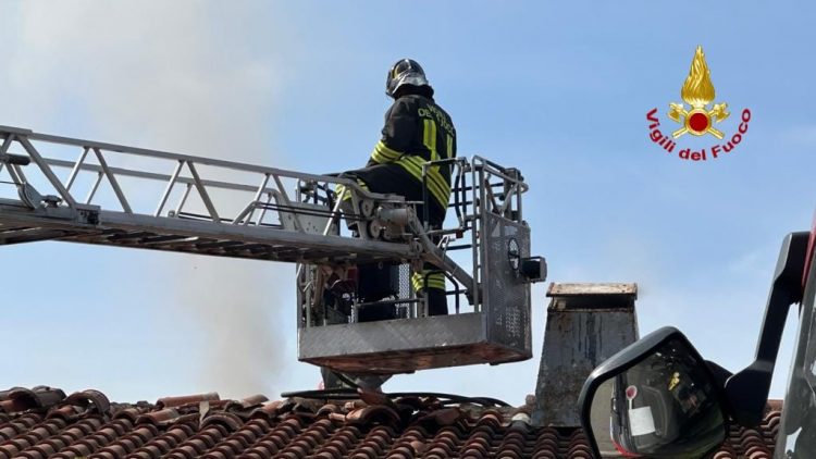 COLLINA – Sul versante di Torino di strada Revigliasco un incendio distrugge il tetto di una casa