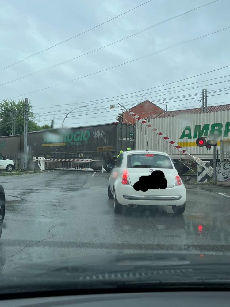 NICHELINO – Passaggio a livello di via Giusti di nuovo guasto al transito di un treno merci