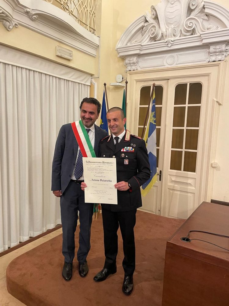 MONCALIERI – Il Luogotenente dei carabinieri Antonio Sciarretta è stato insignito dell’onorificenza di Cavaliere