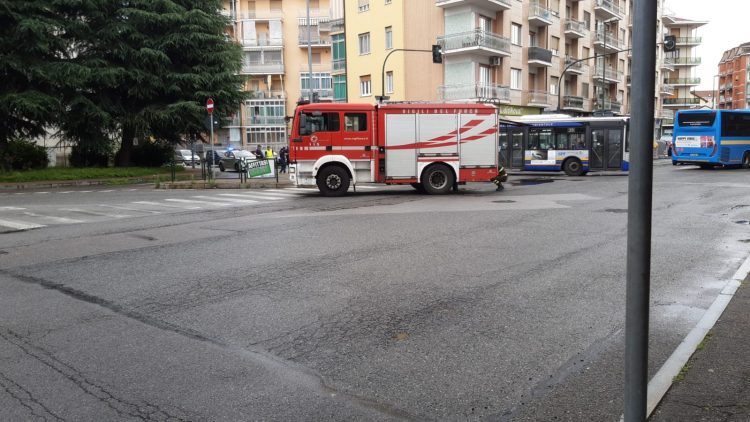 NICHELINO – Auto a fuoco mentre viaggia in via Torino