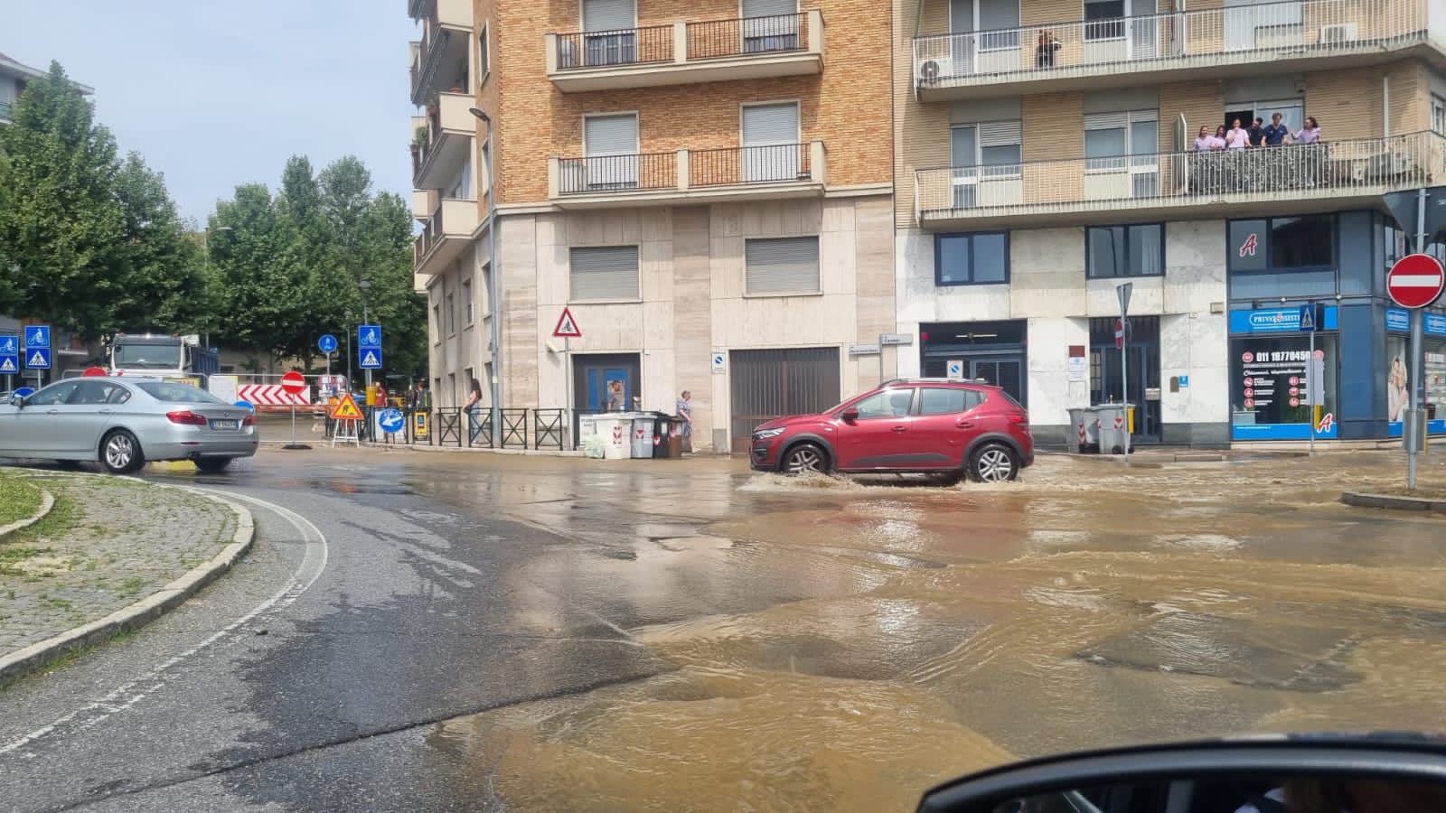 MONCALIERI – Si rompe un tubo durante i lavori del teleriscaldamento: Borgo Navile sott’acqua