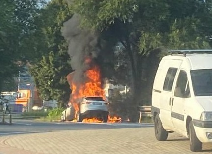 MONCALIERI – Jaguar a fuoco alla rotatoria di Orecchia e Scavarda