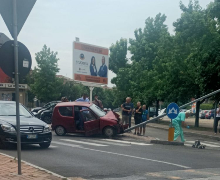 NICHELINO – Perde il controllo della macchina e si schianta contro un palo